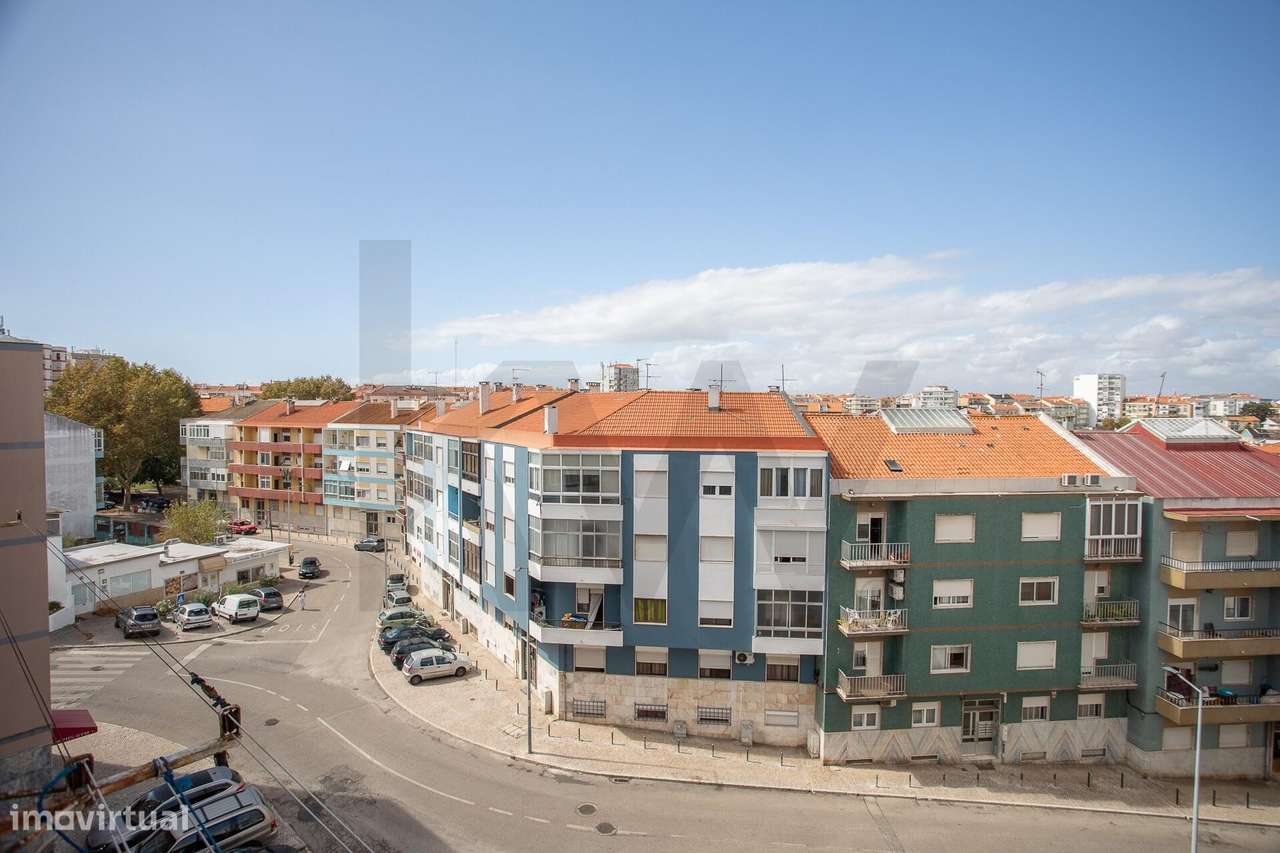 Apartamento T2 na Amora a Um Passo de Tudo | Luminoso e Bem Localizado-17