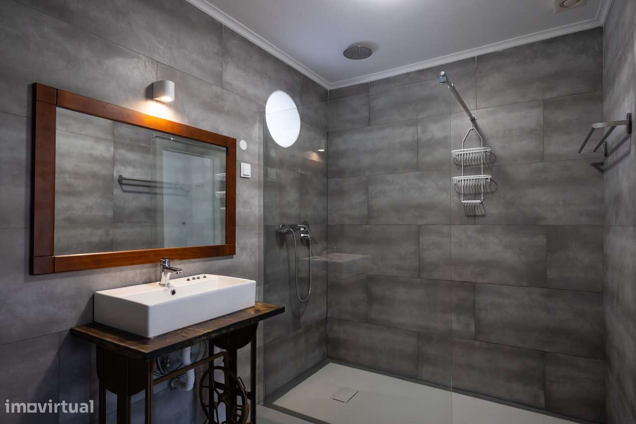 Moradia T-1 com logradouro, piscina, estacionamento.-8