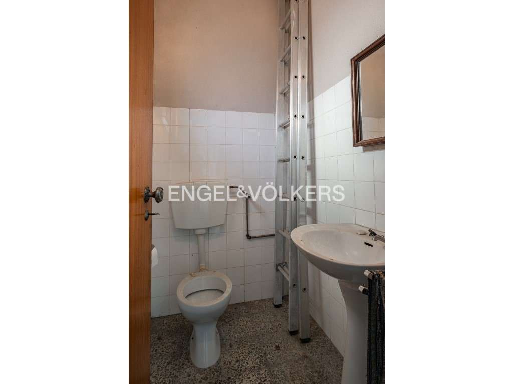 Prédio Misto de 3 Pisos com Jardim e Anexo Habitacional - Santo And...-24