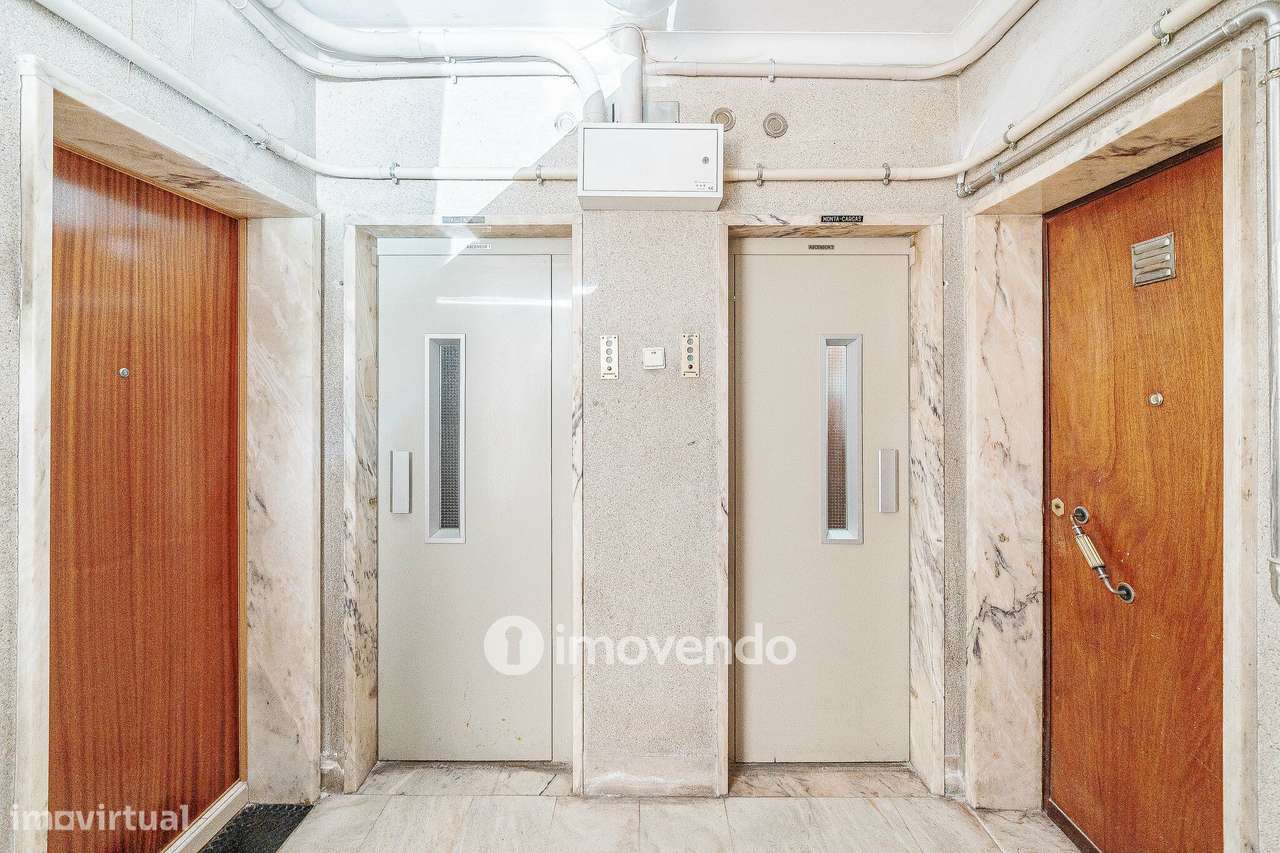 Apartamento T2 com duas varandas, na Graça, em Lisboa-35