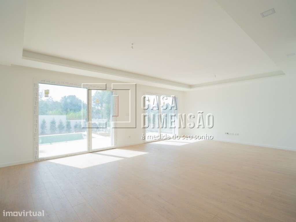 Moradia de Arquitectura Moderna de tipologia T4 com piscina e jardi... - Grande imagem: 4/60