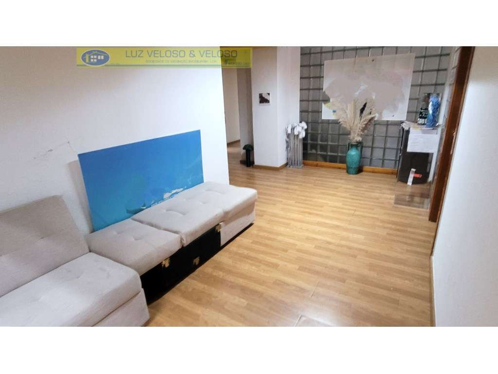 Armazém de 3 pisos, 3 entradas, 1118 m2, nas Olaias, Lisboa-11
