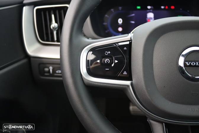 Volvo XC 60 2.0 T6 PHEV R-Design AWD - 12