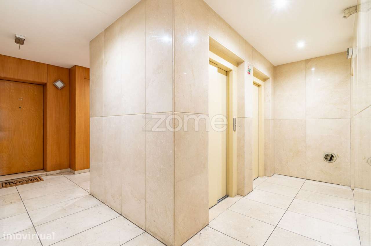 Apartamento T2+1 com Piscinas, Ginásio, Sala de Jogos e 2 Garagens - Grande imagem: 4/49