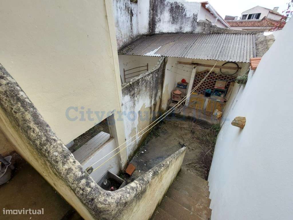 Prédio devoluto para reabilitação - junto à icónica Praça da Fruta ...-28