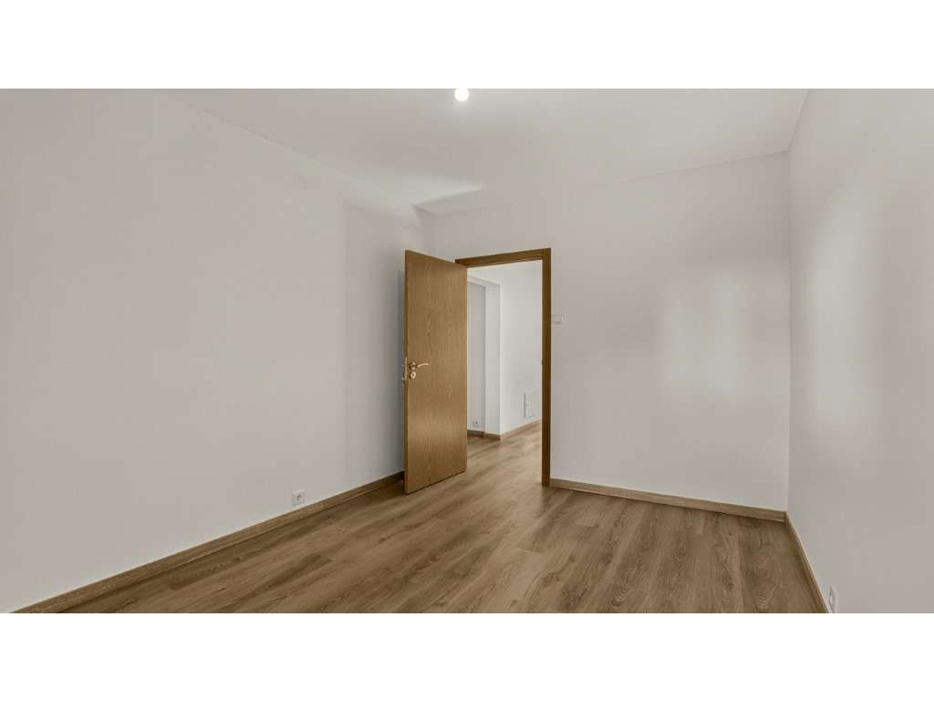 Apartamento T2 Remodelado nos Olivais-13