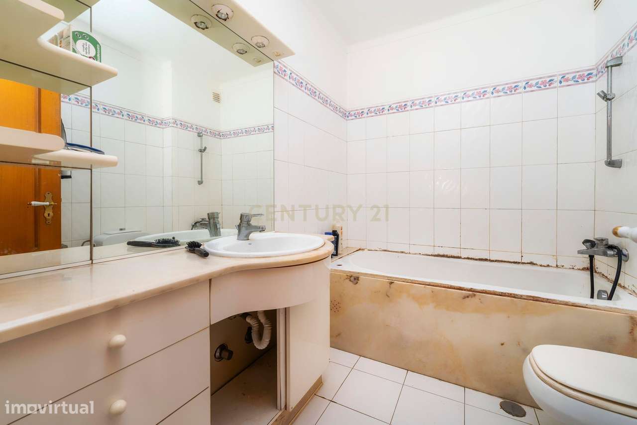 Apartamento T4 com garagem em condomínio com piscina no centro de Albu-13