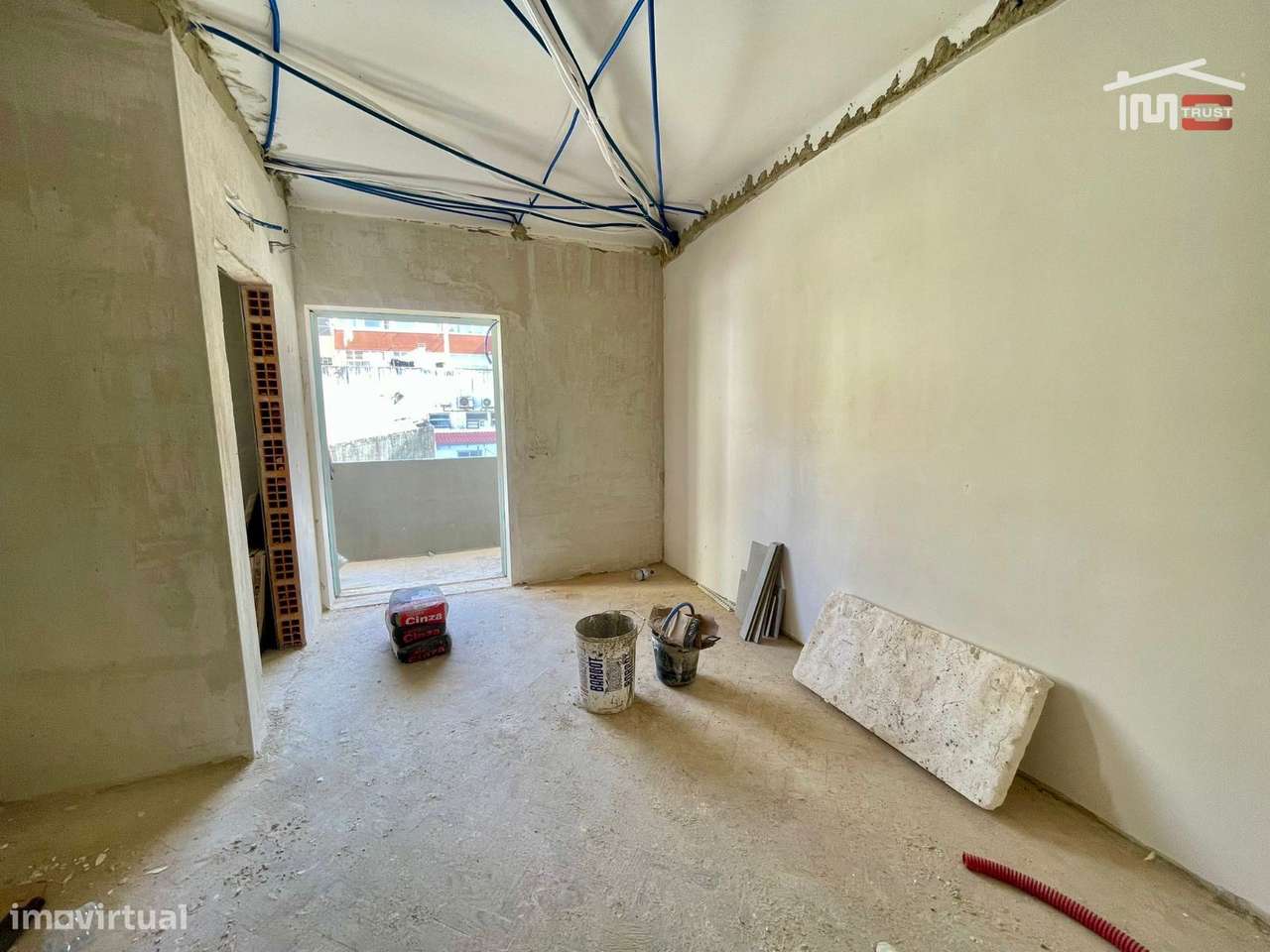T3 Totalmente Remodelado com Suite e Varanda no Alto do Seixalinho-21