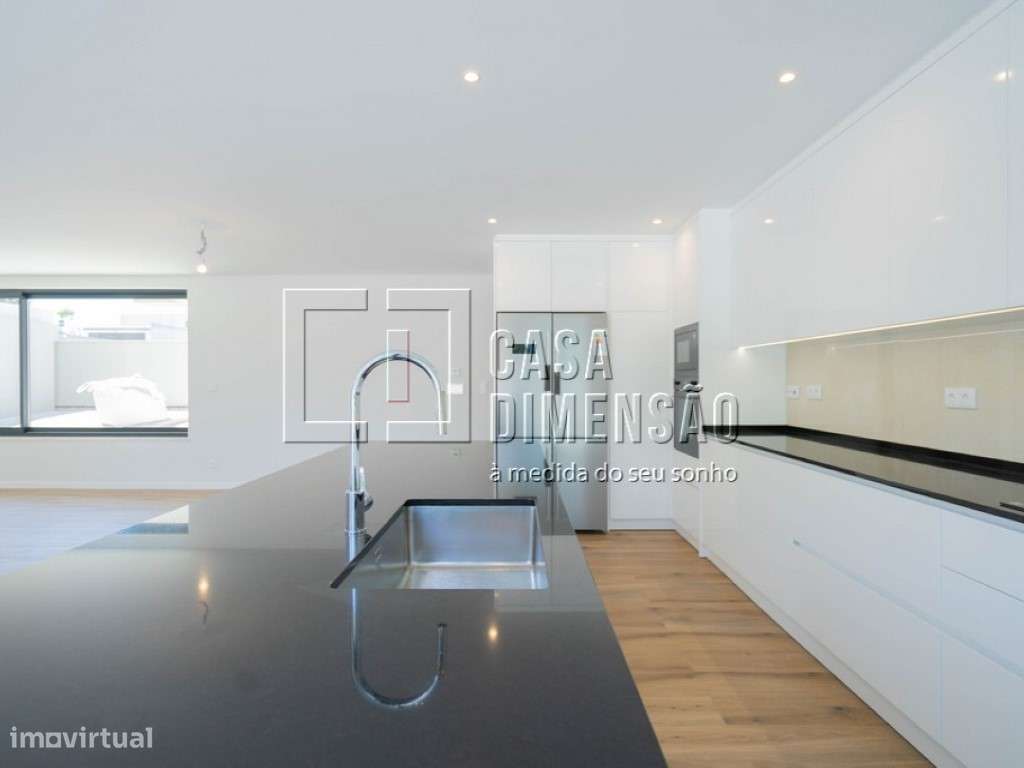 Moradia de Arquitectura Moderna de tipologia T3+1 em Oeiras com Pis...-17