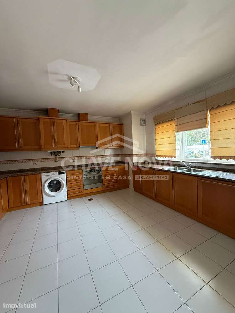 Moradia T4 com elevador, jardim, garagem e sala de cinema | 3.500€/mês - Grande imagem: 3/23
