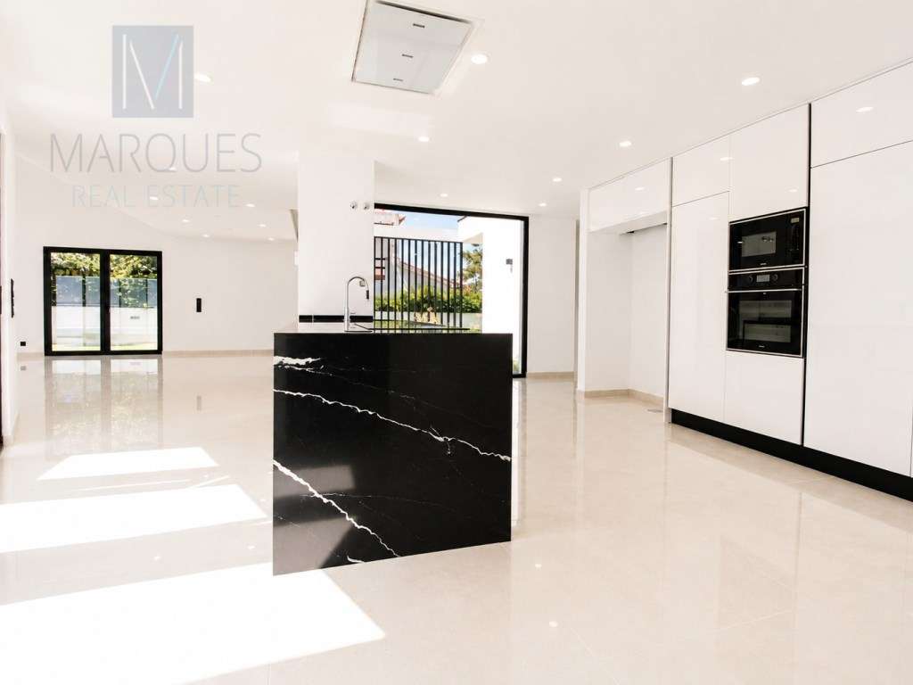 Moradia Isolada T4 com 3 Suites, Jardim e Piscina na Verdizela-17