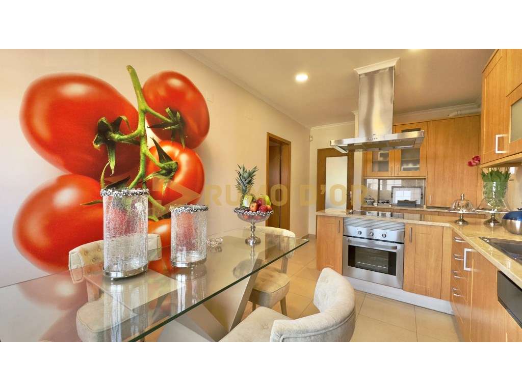 Viva com Conforto! Moradia T4 com Jardim e Espaço Exterior em Alenquer-12