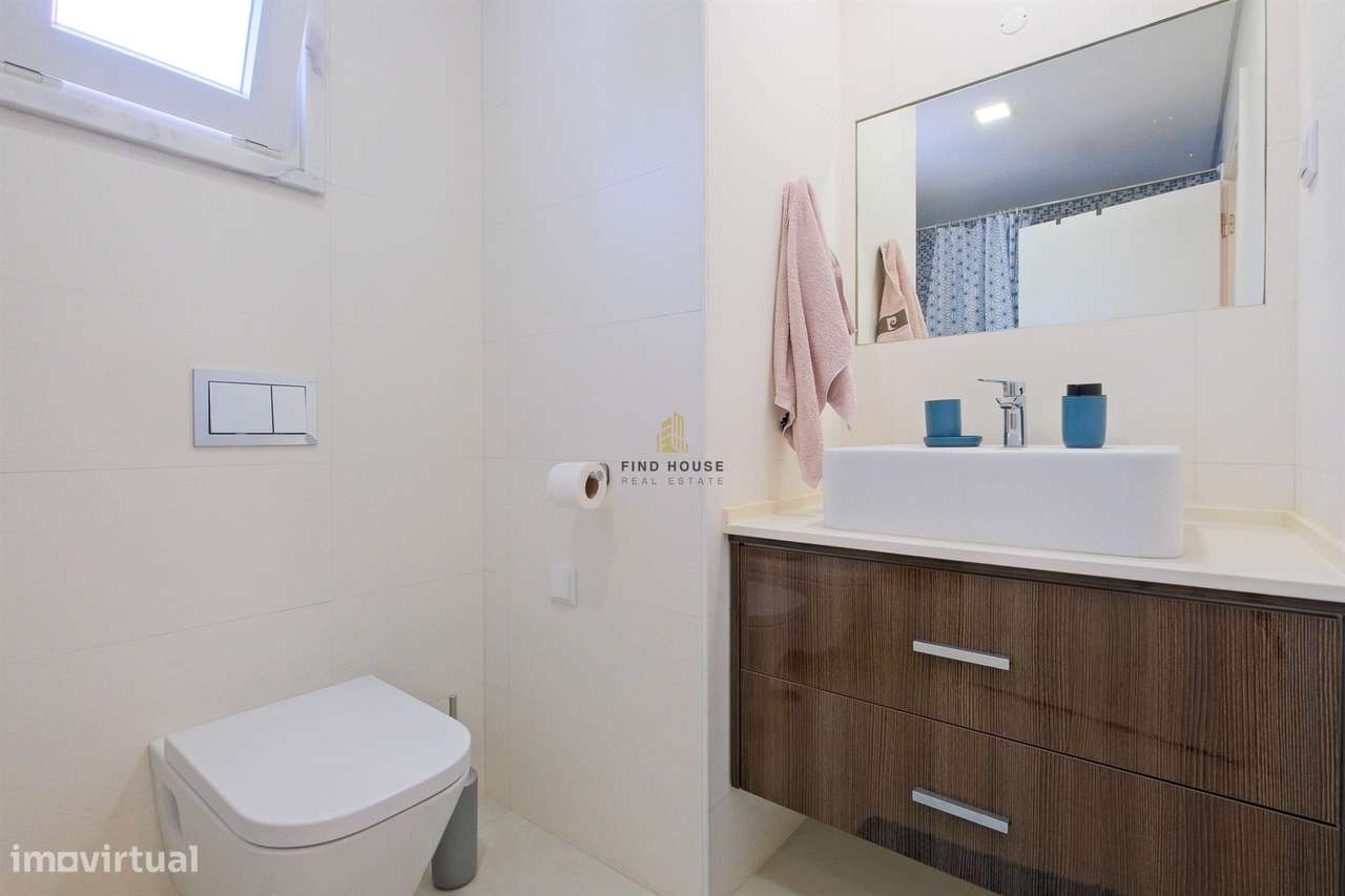 Moradia T3 com piscina, jardim e garagem box, na Caparica-32