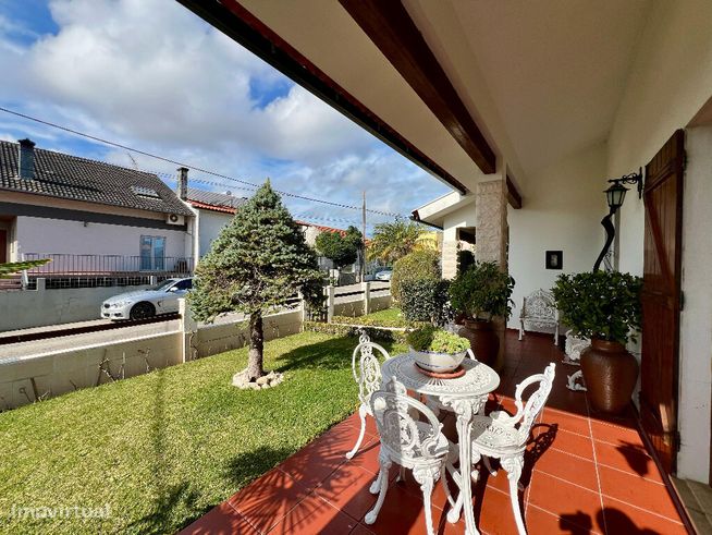 Moradia Isolada M6 com garagem em zona de Santa Clara-1