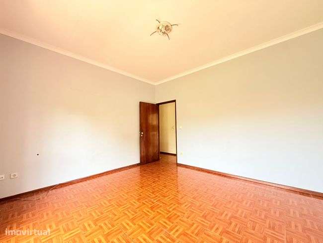Apartamento T3 com Varanda e Garagem - Centro de Ermesinde:-7