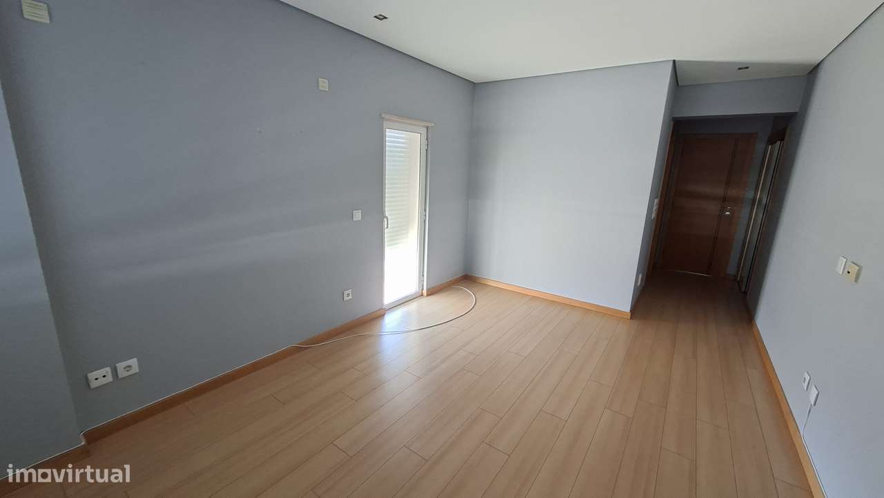 APT T3 com 162m2 com Arrecadação e Lugar de estacionamento Montijo-13