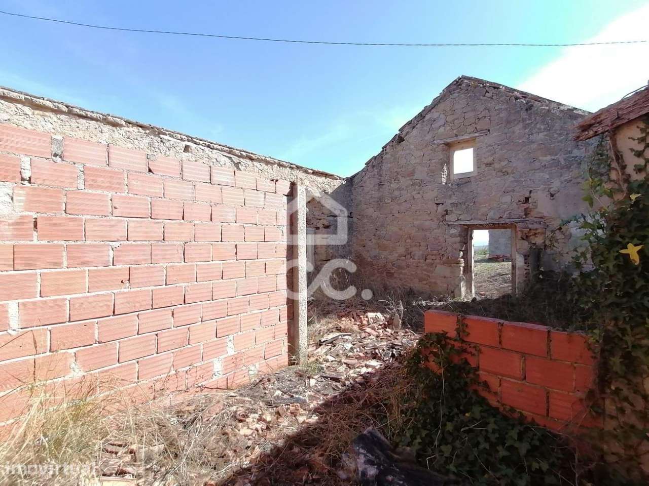 Moradia para recuperação, inserida num amplo lote de 687 m²-8