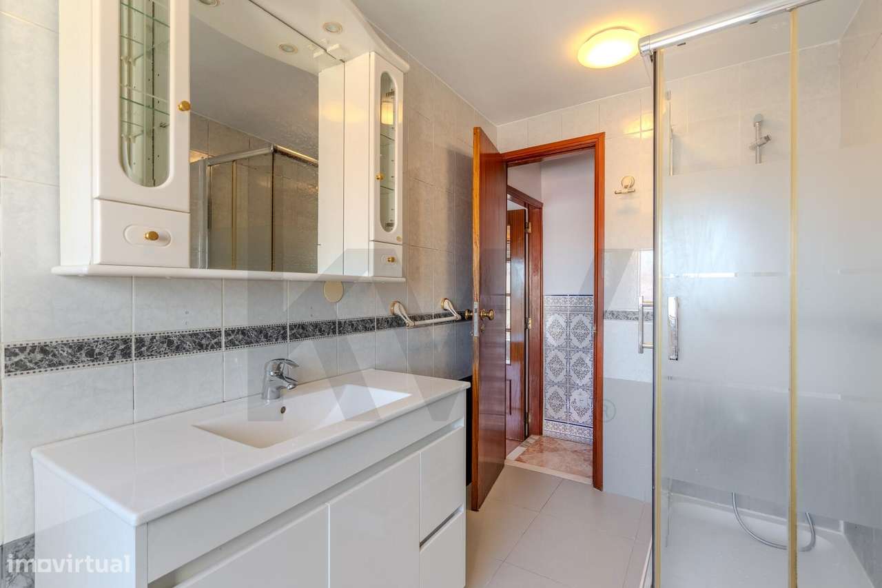 T3 com Vistas desafogadas na Vila Leonor – Ideal para Famílias ou Inve - Grande imagem: 5/25