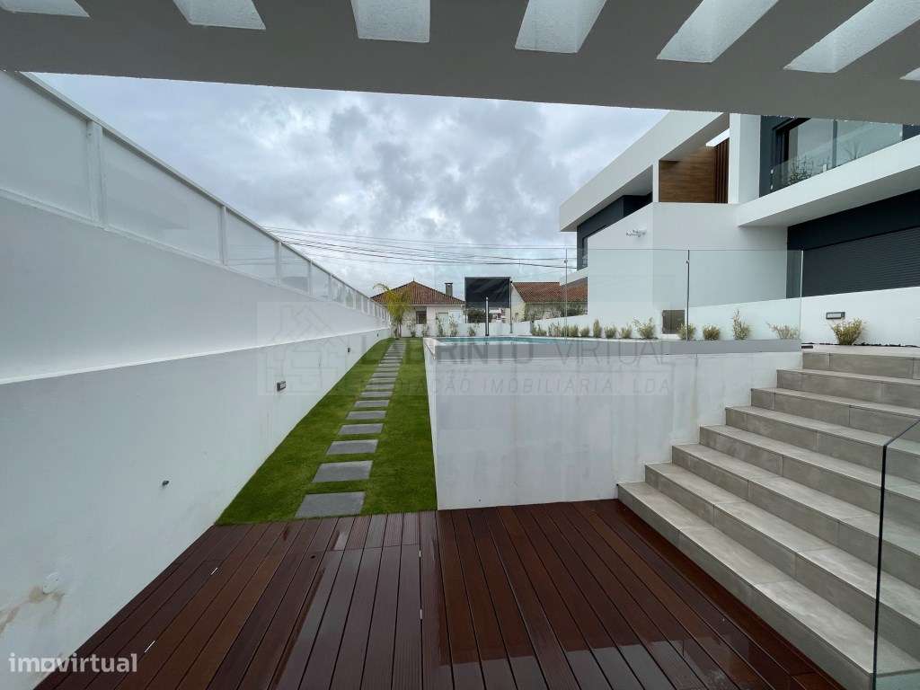 Vende-se Moradias T4 em Condomínio privado, no Fanqueiro - Loures-32