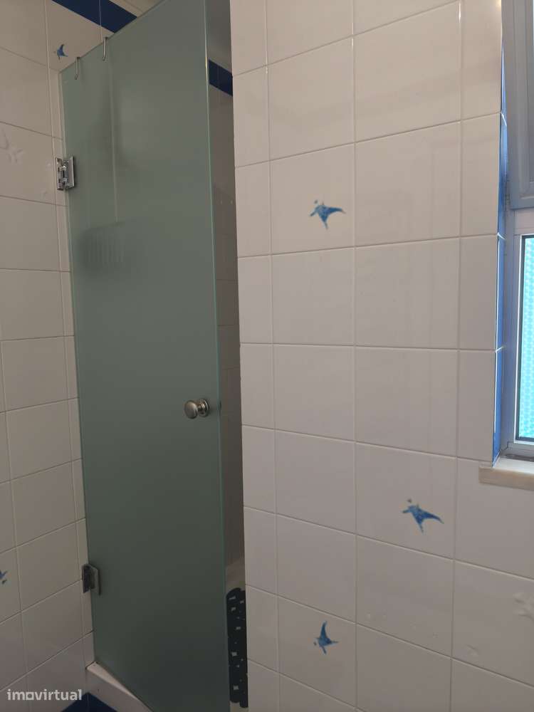 T2 Bem Conservado na Rua José Cardoso Pires, Areias, Estoril.-24