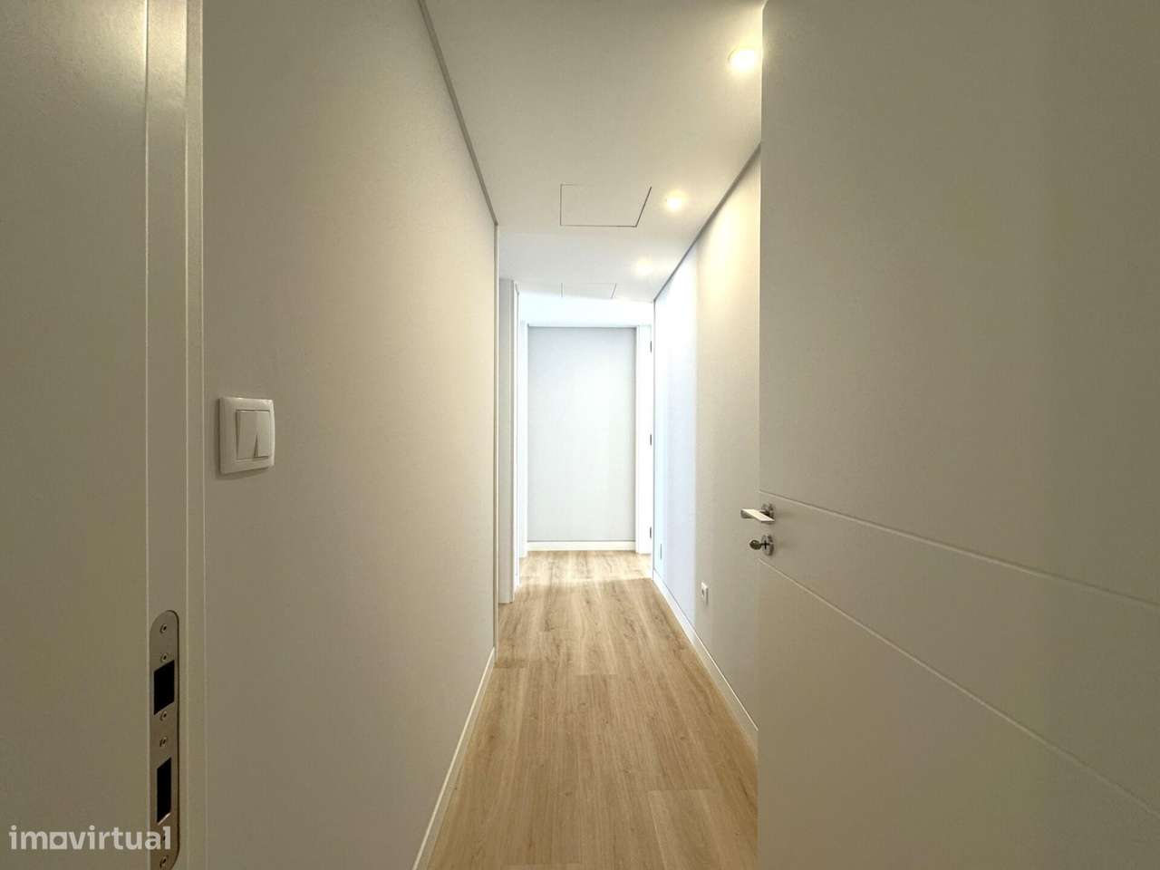 Apartamento T3 novo com estacionamento no centro de Carcavelos-25