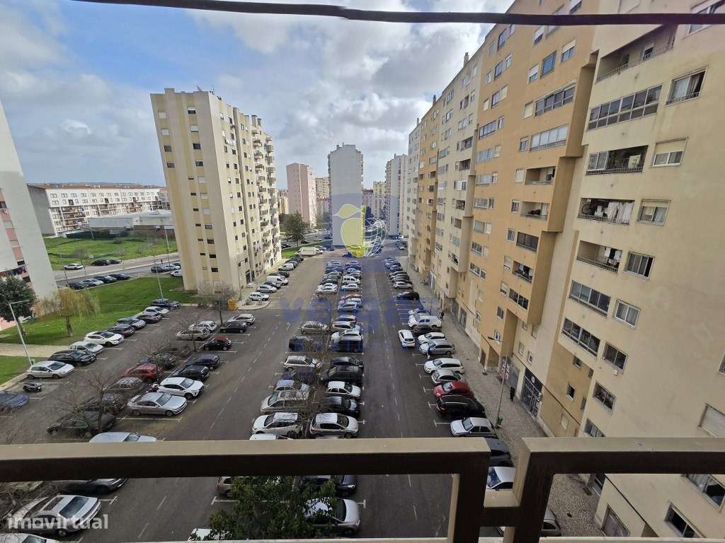 Apartamento T3 situado no Carregado, distinguindo-se pelas áreas ampla - Grande imagem: 5/53