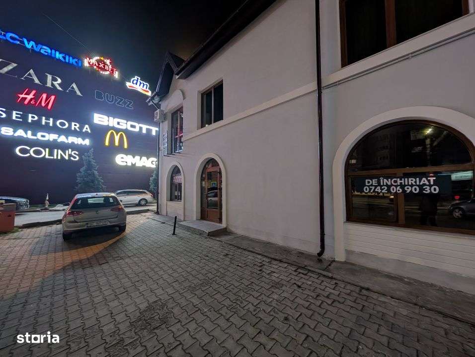 Spatiu langa Arena Mall, la strada - trafic intens - Imagine principală: 2/5