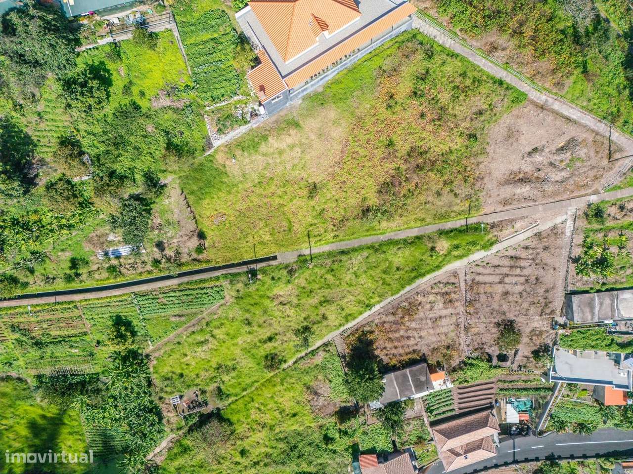 Oportunidade Única: Terreno com Construção em Curso e Vista Deslumbran-5