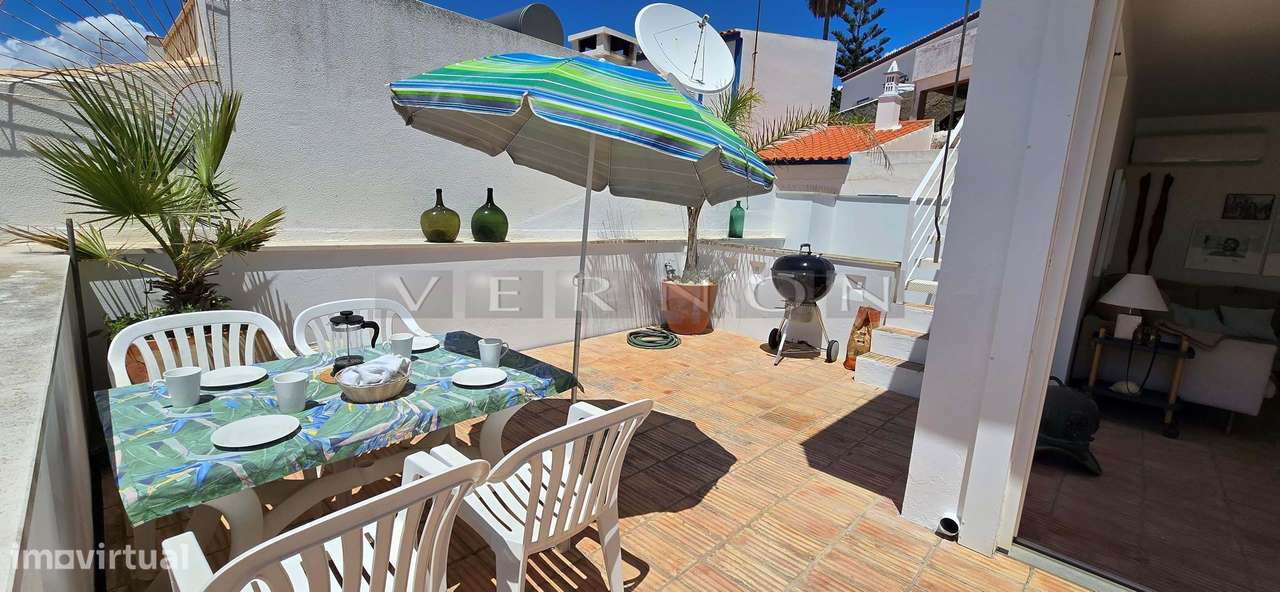 Moradia Moderna Renovada com Vista Mar e Rooftop no Centro de Carvoeir-18