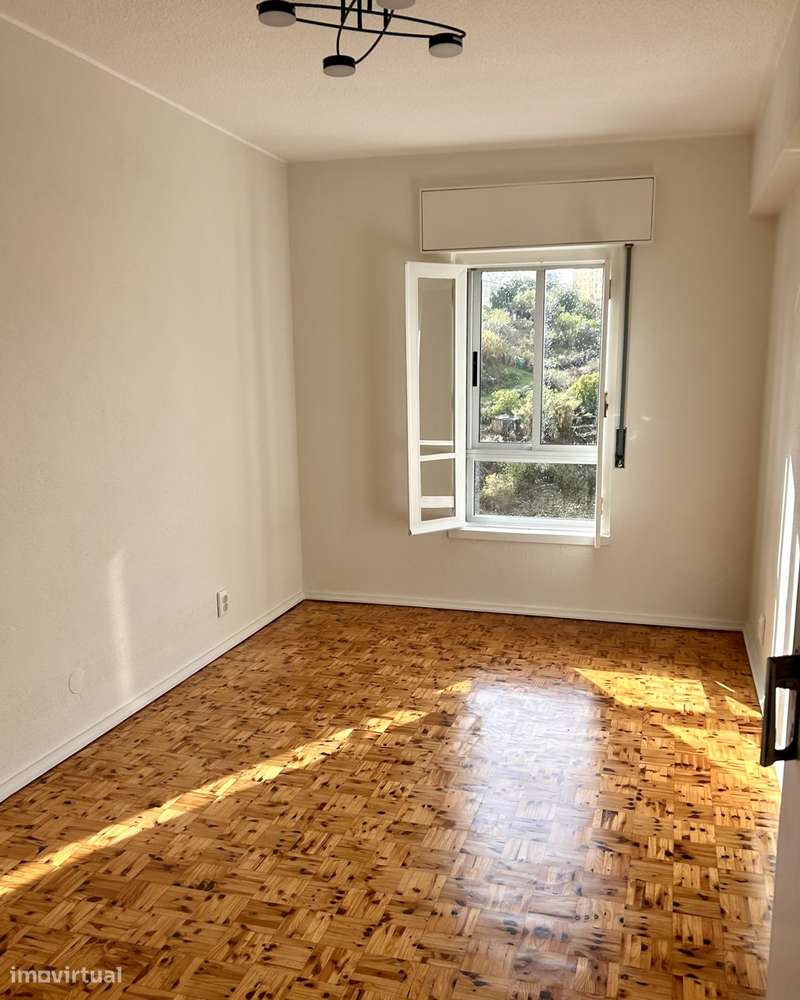 T2 Av. Mouzinho de Albuquerque, remodelado com novos electrodomésticos - Grande imagem: 5/15