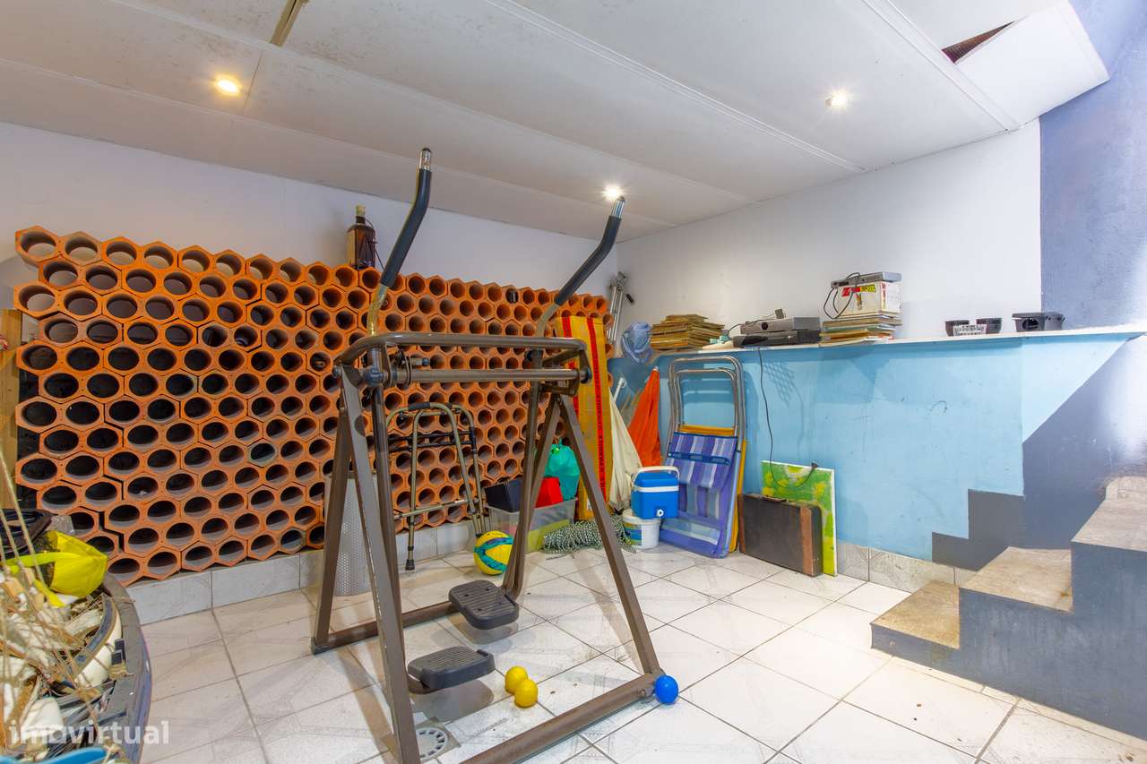 Moradia Bifamiliar com 2 Apartamentos T1 para Habitação e Rendimento-32