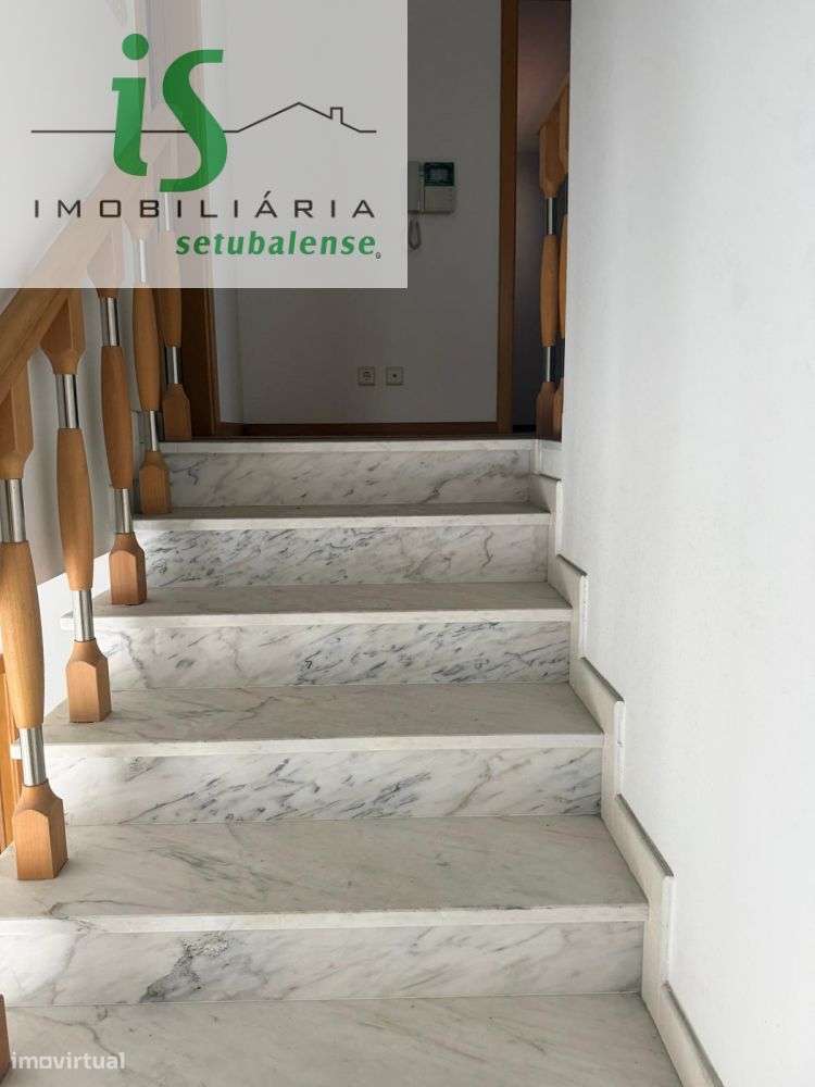 MORADIA T4 NA SOBREDA COM GARAGEM ISOLADA E TERRENO EM GAVETO.-10