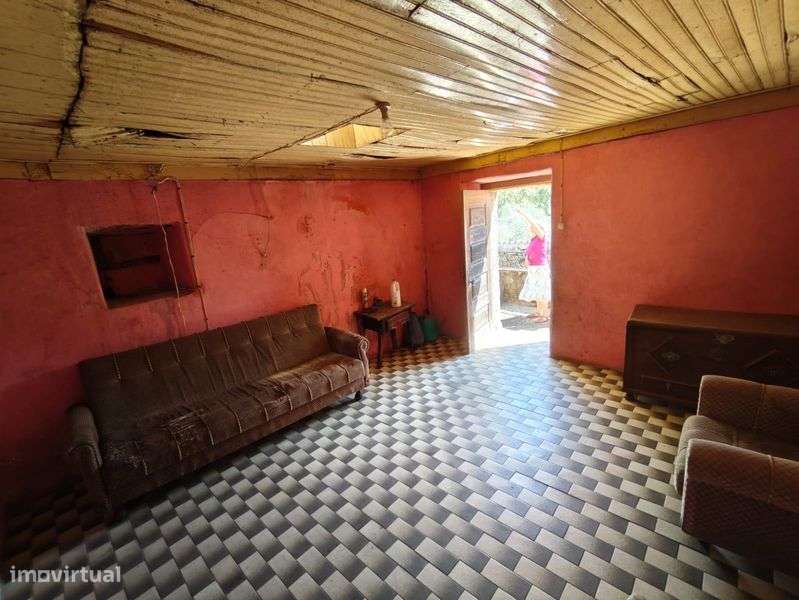 Casa rústica perto da Serra da Estrela para recuperar - Grande imagem: 4/10