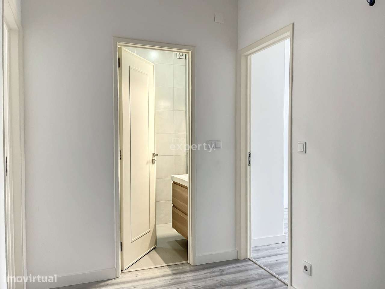Apartamento T2 Remodelado na Ajuda, Lisboa-11