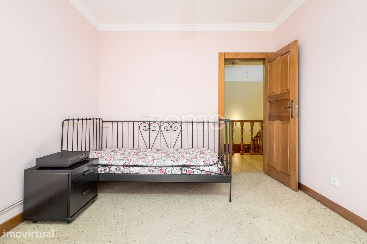 Moradia T4 (espaçosa) em Casais de Mem Martins-30