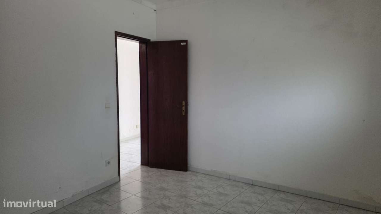 Moradia térrea T4, habitável, sem licença - M. Grande-17