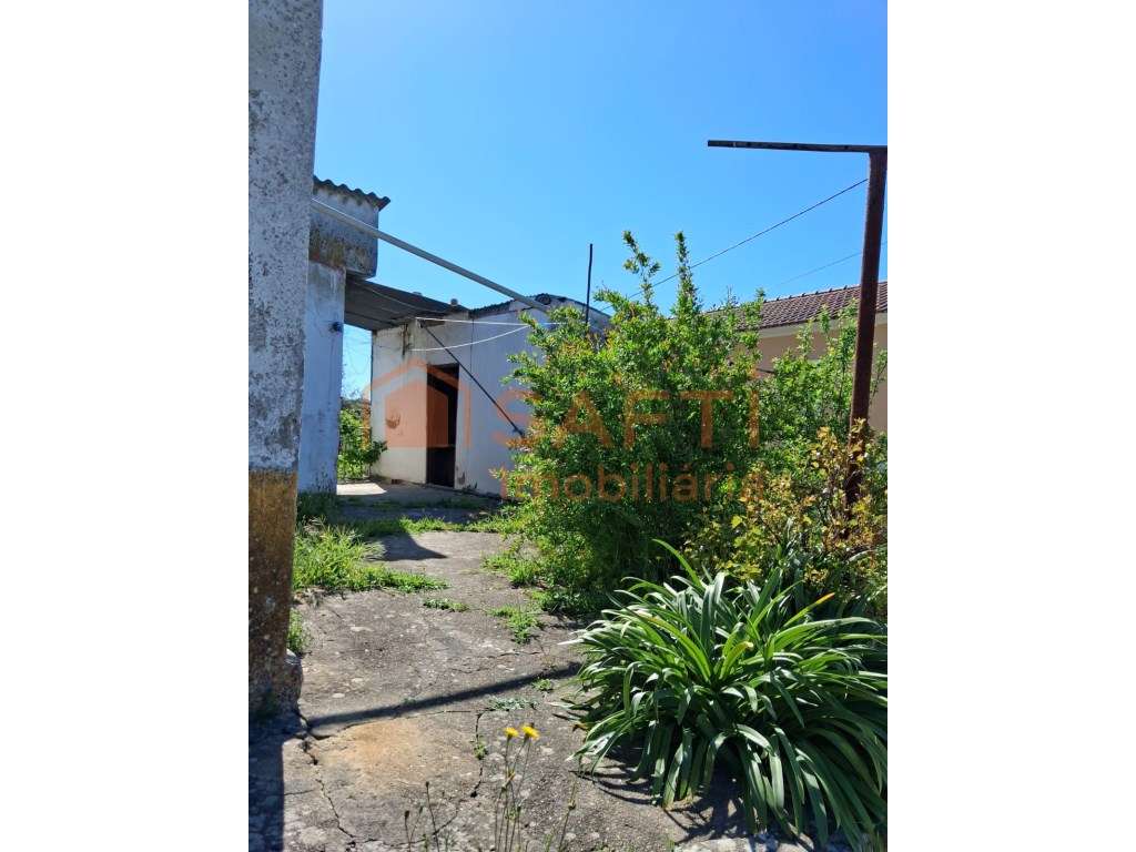 Vende-se moradia para recuperar em Lapas, Torres Novas - Grande imagem: 4/17