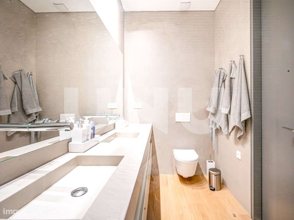 Apartamento T5 transformado em T3, remodelado, com 3 Suítes, na Rua...-13