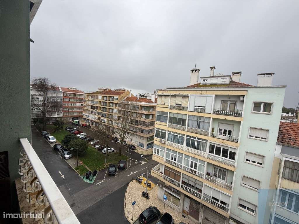 Apartamento T4 com Varanda no Último Piso em Alvalade Junto ao Camp...-8