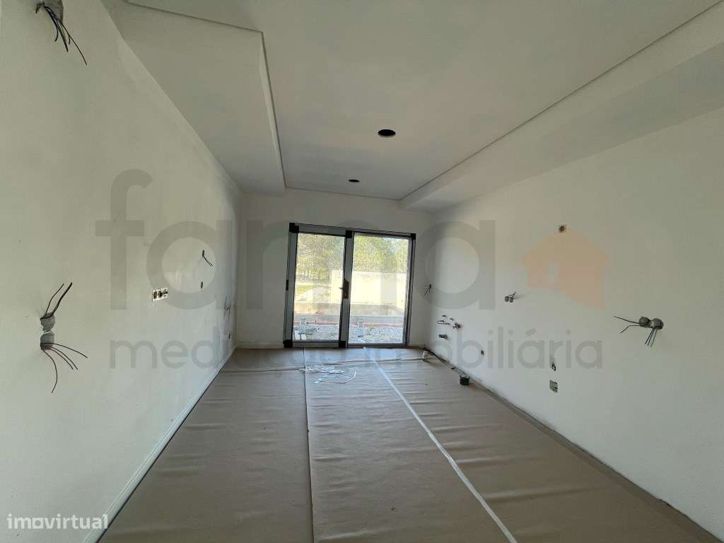 Moradia T3 com jardim e piscina em zona residencial tranquila-21