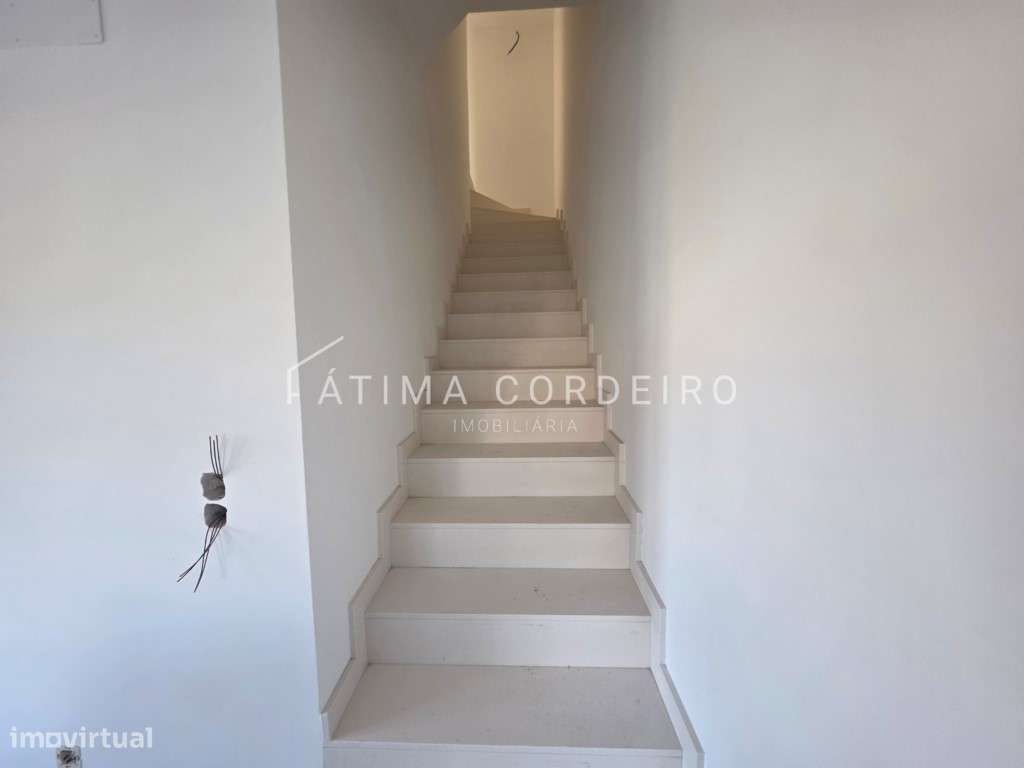 Moradia Geminada T4 com duas Suítes em fase final de acabamentos-6
