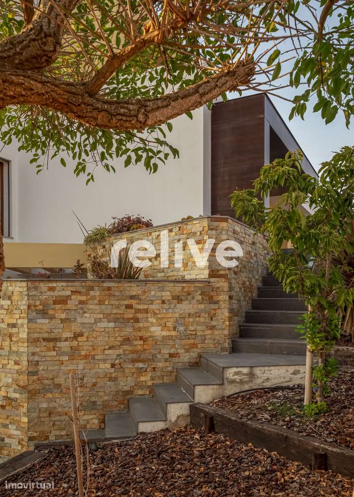 Moradia T8 com 477m2 e Terreno de 1.048m2 na Charneca da Caparica - Grande imagem: 5/47