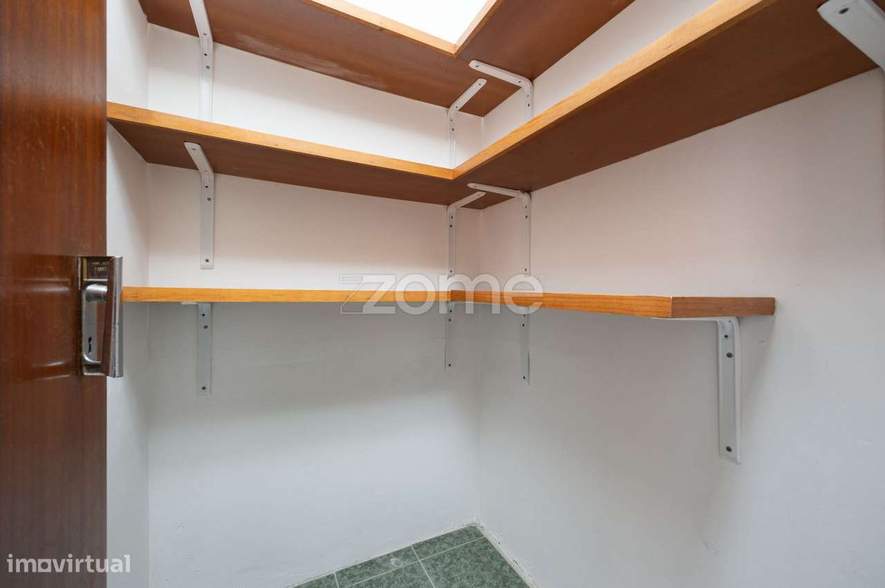 Apartamento T2 no Centro de Porto de Mós-23