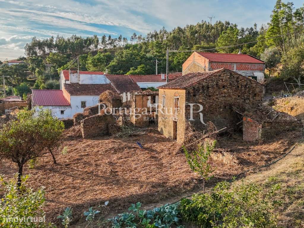 Quintinha com casas em pedra para recuperar próxima da Praia Fluvia... - Grande imagem: 4/49