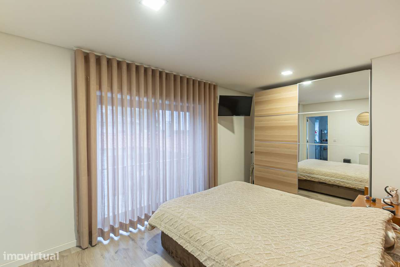 Moradia T4+1 renovada com anexo e jardim em Canidelo-11