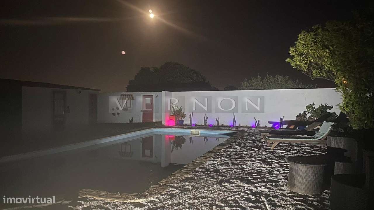 Charmosa e espaçosa moradia com 3 quartos e piscina para venda entre L-36