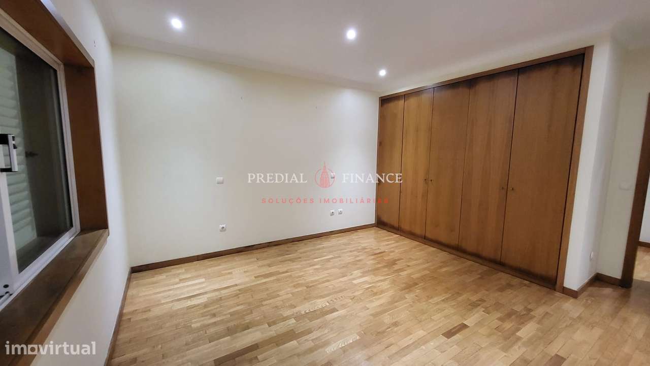 Moradia T4 com Jardim, Terraço, Garagem Dupla e Área de Barbecue — Exc-20