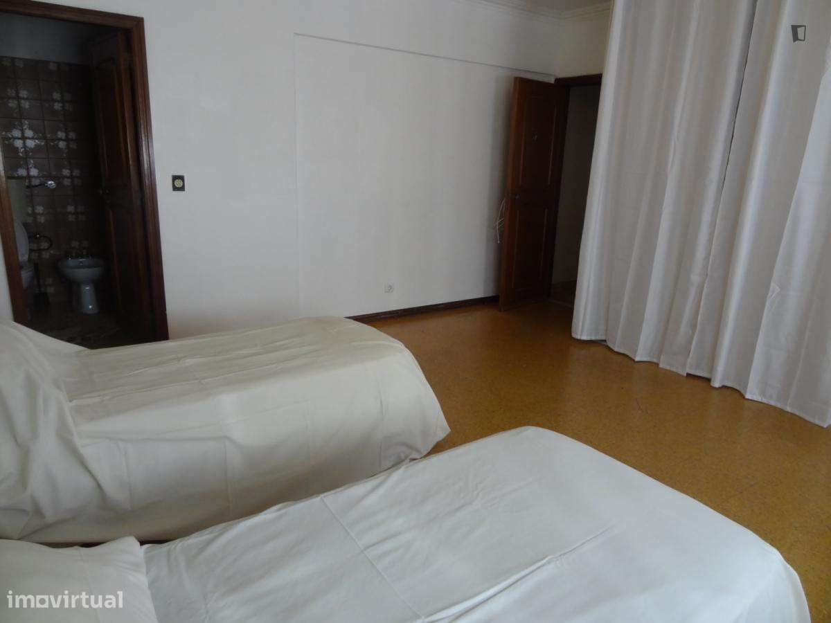 Quarto - localizado em Benfica Lisbon - Grande imagem: 4/9