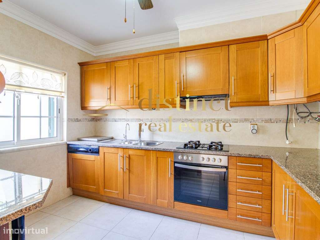 Moradia T2+1 Geminada com Garagem, Piscina, Terraço e BBQ-16