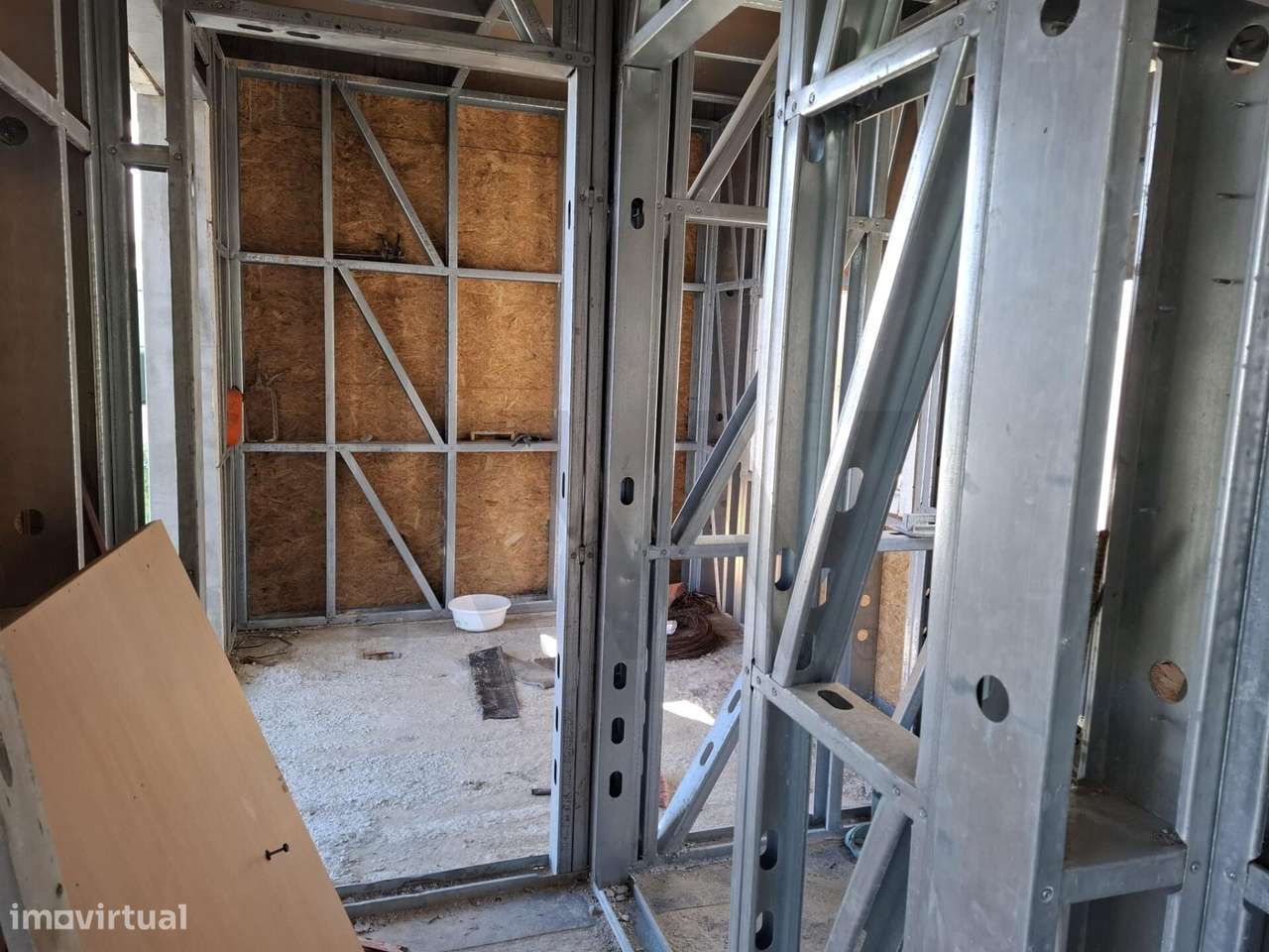 Lote de terreno com projecto de construção em curso | Moradia T3 isola-5